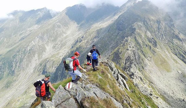 Alertă în Munții Făgăraș! Doi turiști au dispărut fără urmă și sunt căutați salvamontiști - creasta-1479302030.jpg