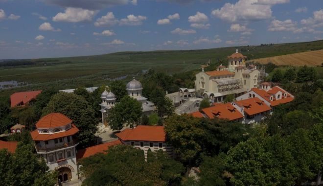 Hram la mănăstirea Dervent. Credincioșii sărbătoresc Înălțarea Sfintei Cruci - credinciosii-1568414093.jpg
