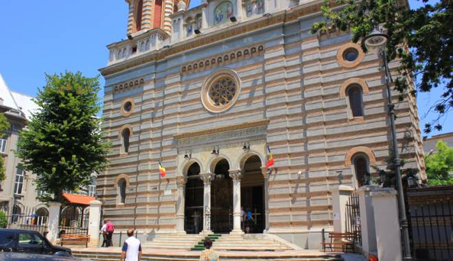 Credincioșii  îl sărbătoresc, astăzi,  pe Sfântul Pantelimon - credinciosii77-1437922962.jpg