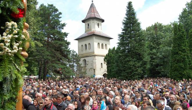 În Săptămâna Patimilor se oficiază în fiecare seară Deniile - credinciosilaslujba-1428301027.jpg