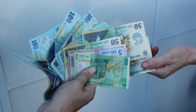 Un român din cinci vrea să ia un credit de consum. Iată pe ce se duc banii - creditconsum-1383134478.jpg