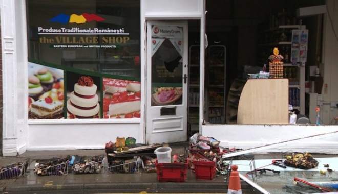 Magazin românesc incendiat la Norwich, în estul Angliei - credititvnewsanglia87687900-1468070809.jpg