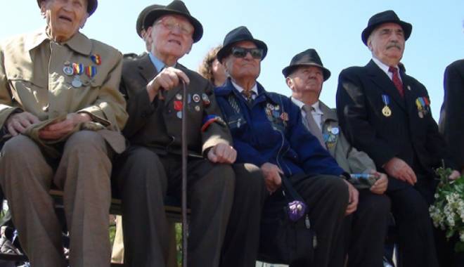 Crește ajutorul acordat veteranilor și văduvelor de război. Iată cu cât - cresteajutorulbanesc-1449733676.jpg