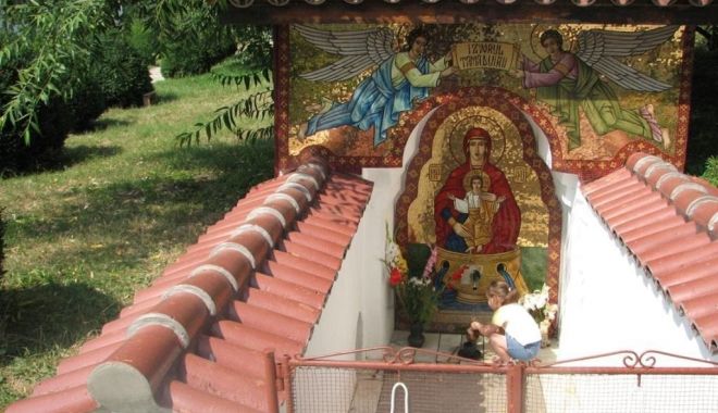 Creștinii ortodocși sărbătoresc, astăzi, Izvorul Tămăduirii - crestinii2-1556811864.jpg