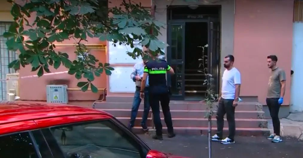 Crimă înfiorătoare în această seară. O mamă și copiii săi au fost găsiți morți într-un apartament