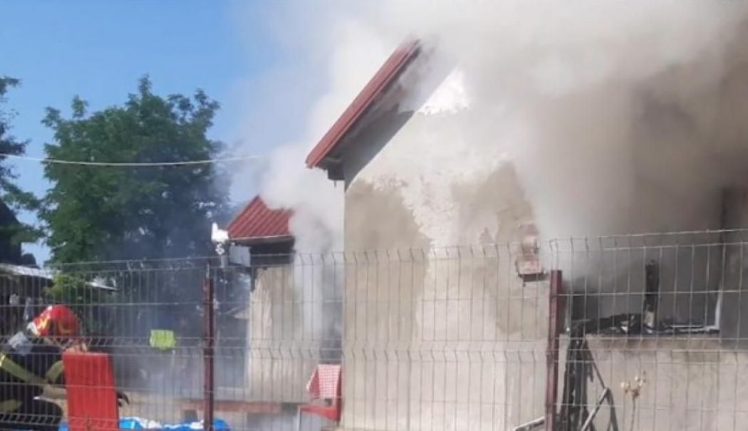 O femeie a fost ucisă cu sălbăticie și apoi incendiată în propria casă. Polițiștii îl caută pe autor