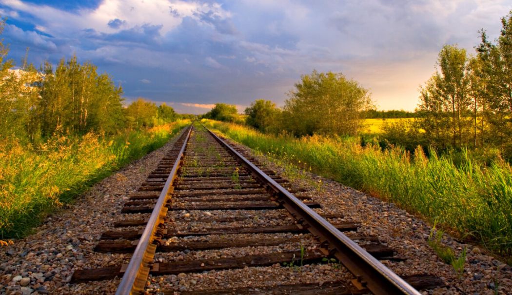 Crimă terifiantă pe calea ferată. O femeie a fost ținută cu forța pe șine până când a fost lovită de tren