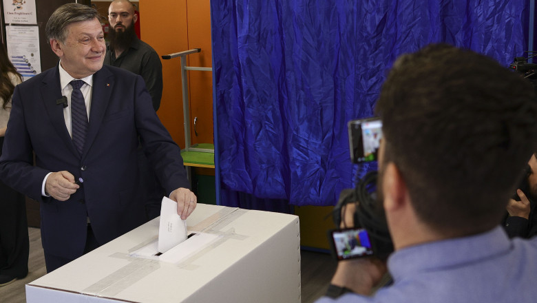 Alegeri prezidențiale 2025/ Crin Antonescu: „Am votat pentru o Românie unită, puternică şi demnă”