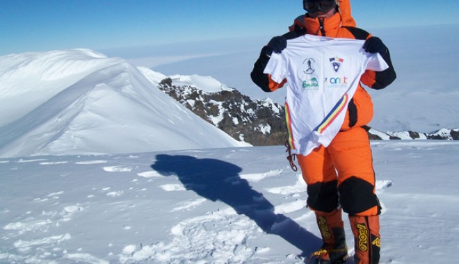 Crina Coco Popescu a intrat în Cartea Recordurilor. Este prima femeie care a escaladat cel mai înalt vulcan din Antarctica / VIDEO - crina-1329587628.jpg