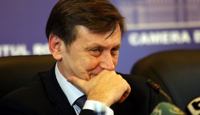 Crin Antonescu, prezent la dezbaterile Organizației de Femei Liberale, filiala Constanța - crinantonescu-1377778536.jpg