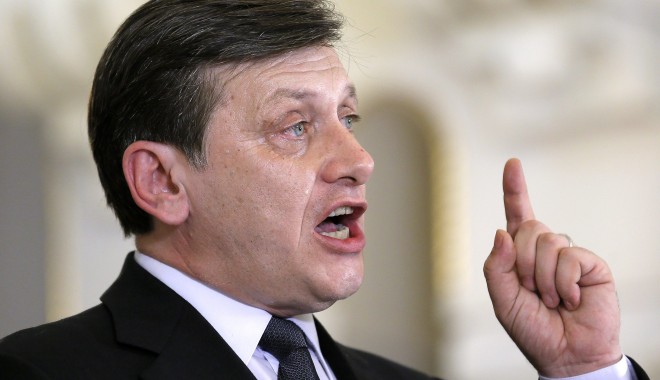 Crin Antonescu A DEMISIONAT din funcția de președinte al Senatului și cere DEMISIA lui Ponta - crinantonescu7-1393946070.jpg