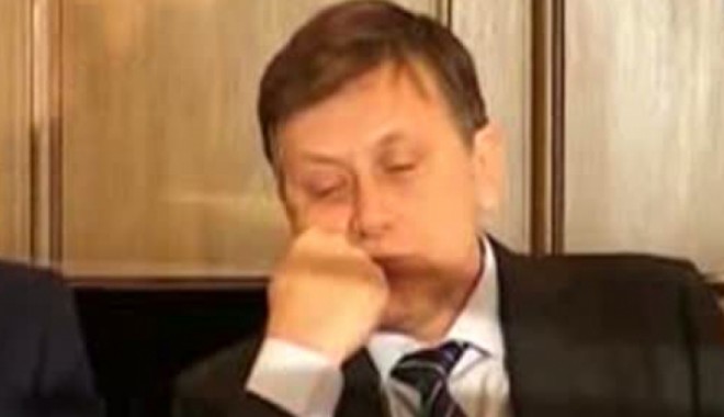 ANTONESCU DOARME în campanie: A ațipit în timpul discursului lui Ponta - crinantonescudoarme95045500-1353837307.jpg