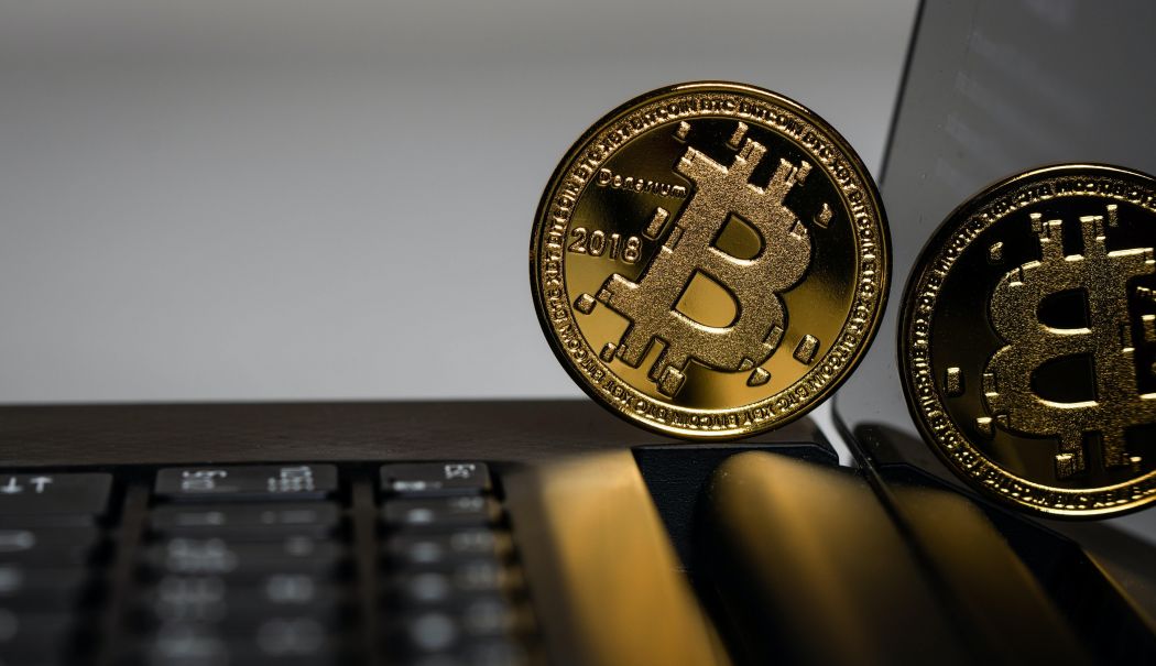 Cinci bărbați, arestați după ce au răpit un tânăr pentru a-i fura criptomonede de zeci de mii de euro - criptomonede-1737555720.jpg