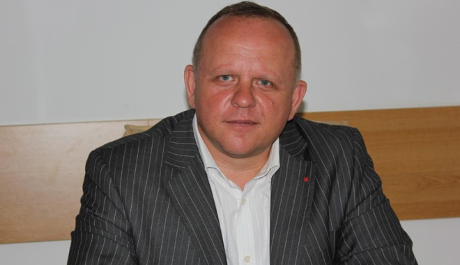 Primarul Cîrjaliu oferă elevilor din Agigea 100 de lei pentru uniforme - cristiancarjaliu3-1347554523.jpg