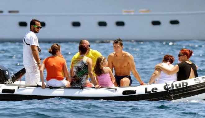 Cristiano Ronaldo, cu familia și iubita la Saint Tropez - cristianoronaldo-1341491452.jpg