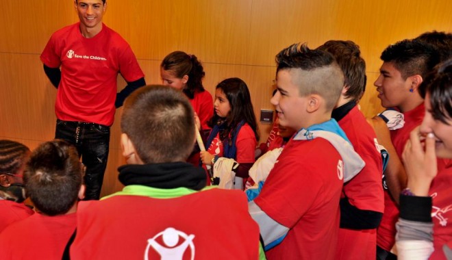 Cristiano Ronaldo, noul ambasador al organizației Salvați copiii - cristianoronaldoglobalartistamba-1357226123.jpg