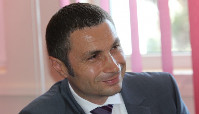 Radu Cristian, în vizită de lucru pe la școlile din Mangalia - cristianradu24-1348652616.jpg