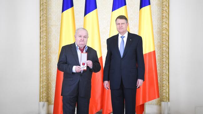 Cristian Țopescu, decorat de președintele Klaus Iohannis - cristiantopescudecoratdepresedin-1490265519.jpg