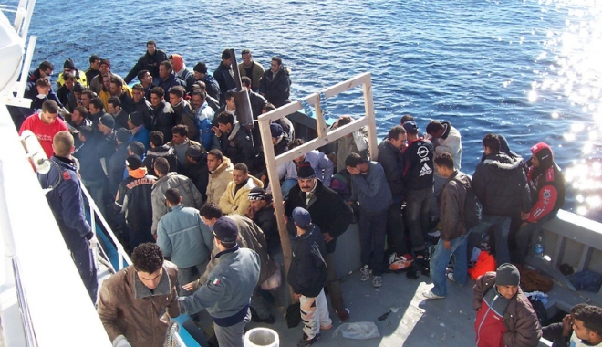 Peste 90 de persoane date dispărute  după scufundarea unei ambarcațiuni - crizaimigrantilor-1477578113.jpg
