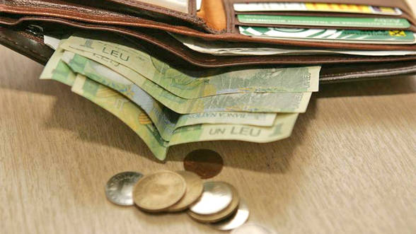 INS/ Salarii mai mici în luna mai - crizascadepretentiileromaniiacce-1341489867.jpg
