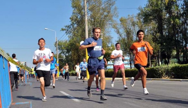 În week-end, constănțenii aleargă sănătos la crosul Mamaia Run - cros-1364573181.jpg