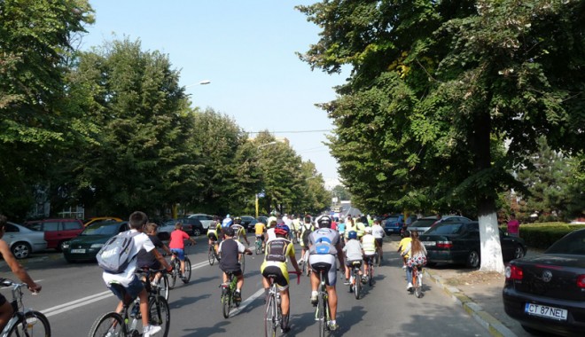 Bicicliștii au mărșăluit pentru piste și trasee speciale - crosulbiciclistilor2-1316971010.jpg