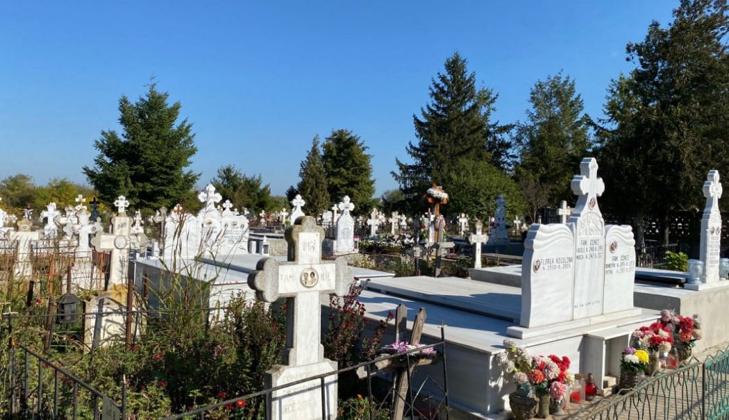 Răzbunarea unui bărbat pe soția care l-a părăsit: i-a dus la poartă crucea unei rude, furată din cimitir - cruce-1760376973.jpg