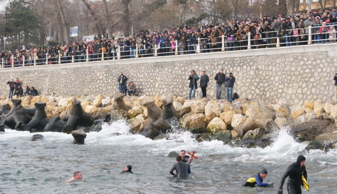 Bobotează 2014 / A prins crucea, dar nu și-a dezvăluit dorința - crucea-1389013213.jpg
