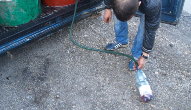 Băgați după gratii pentru cum furau motorina din rezervoarele TIR-urilor - cruceafurtmotorina-1378639438.jpg