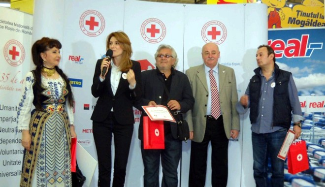 Vedetele care au ajutat  Crucea Roșie să strângă alimente pentru nevoiașii Constanței - crucearosie-1334243157.jpg