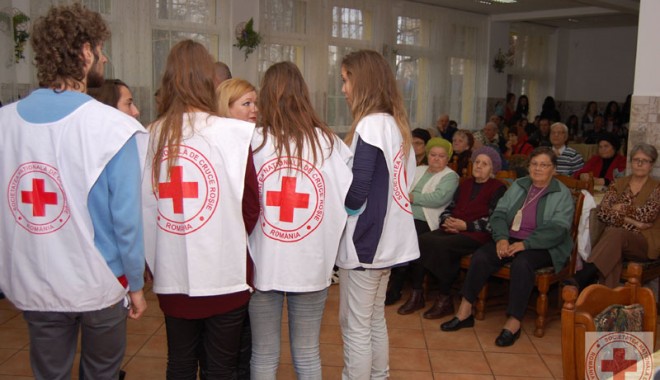 Alimente și tichete sociale, de la Crucea Roșie, pentru sărmanii și bătrânii județului Constanța - crucearosie1-1355937891.jpg
