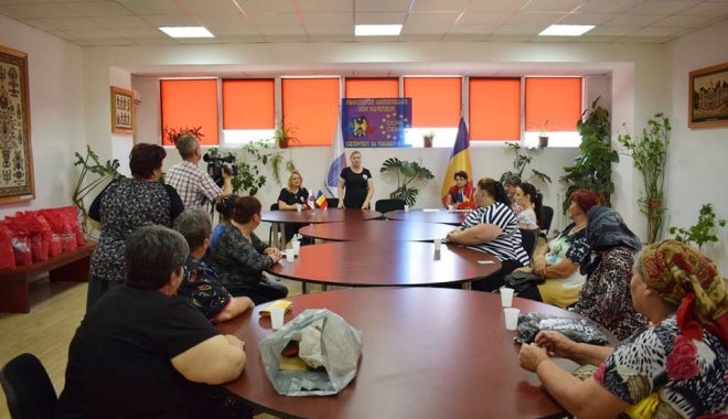Copiii nevoiași au primit pachete de la Crucea Roșie - crucearosie1-1498133887.jpg