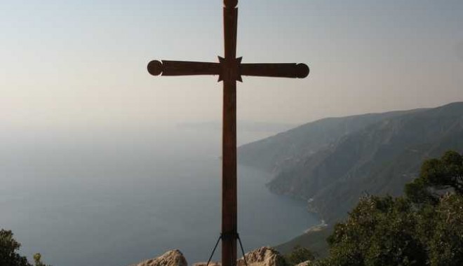 Paraclis construit din donație - crucemunteleathos-1385992615.jpg