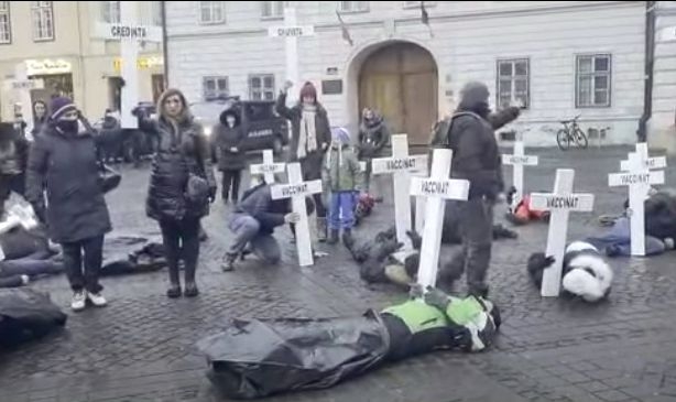 Protest antivaccin pentru susținerea lui Djokovic, Cruci aduse la manifestație - cruci-1641825690.jpg