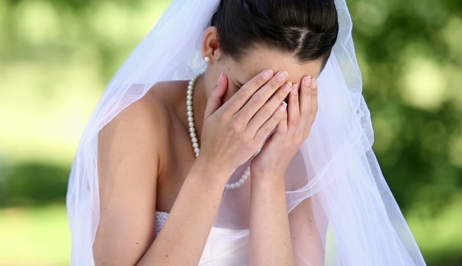 NUNȚILE ȘI ÎNMORMÂNTĂRILE, INTERZISE! DECIZIA CARE LASĂ FĂRĂ CUVINTE O ȚARĂ ÎNTREAGĂ - cryingbride1-1462261587.jpg