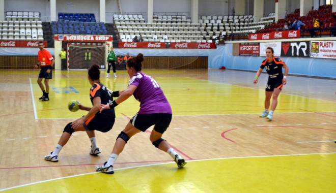 Liga Națională de handbal feminin. CSU Neptun a făcut praf Zalăul lui Tadici - csuneptun3-1413731530.jpg