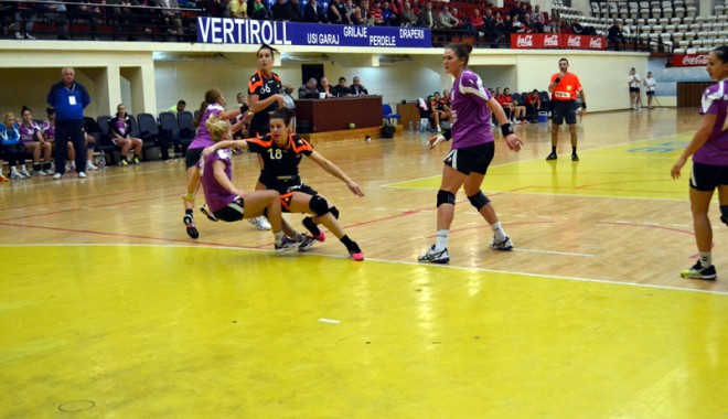 Liga Națională de handbal feminin. CSU Neptun a făcut praf Zalăul lui Tadici - csuneptun4-1413731536.jpg
