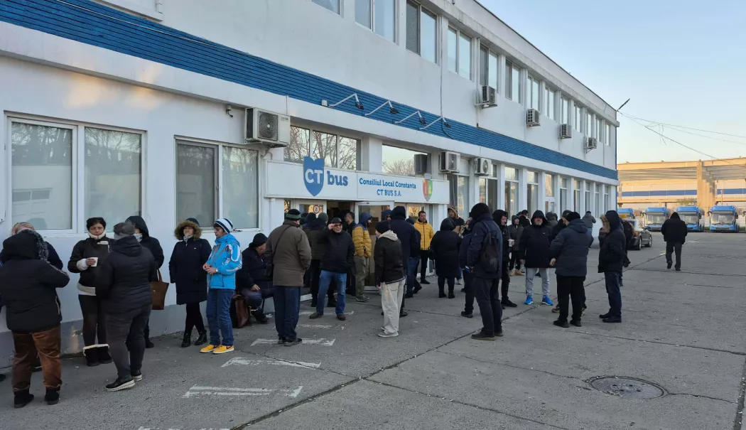 Intervenția autorităților la protestul CT Bus! O persoană nu a fost lăsată să iasă din birou - ct-bus-2-1765893811.webp