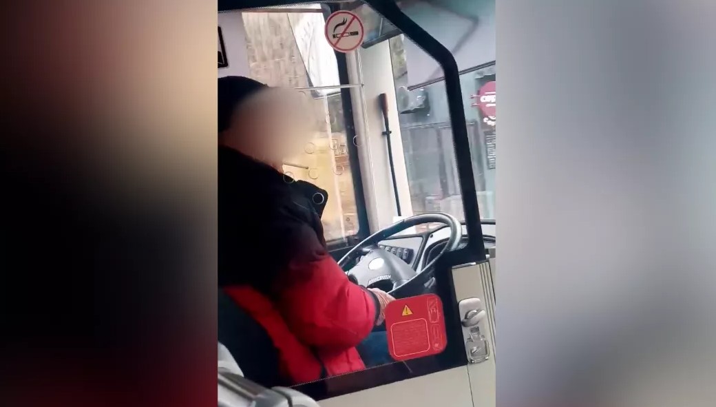 Reacția conducerii CT BUS după imaginile cu șoferul surprins fumând la volan în timpul cursei