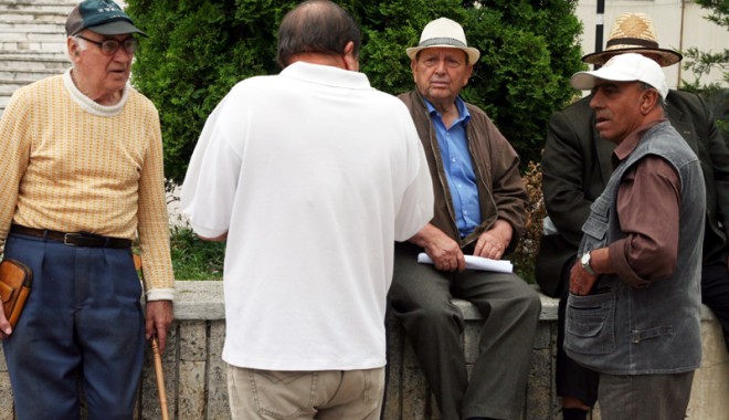 Cu cât a scăzut numărul pensionarilor români - cucatascazut-1402677878.jpg