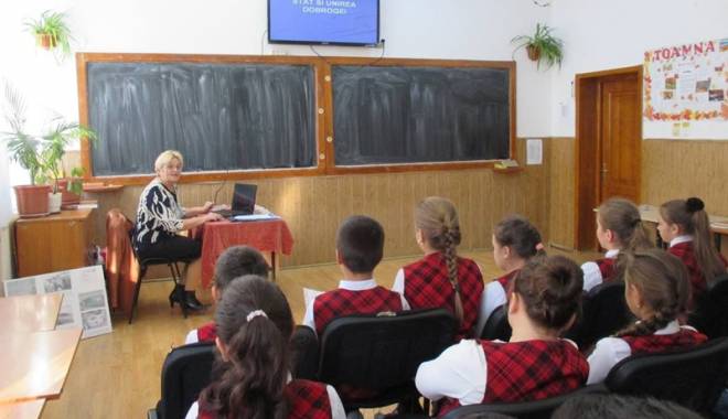 Cum au marcat elevii liceului din Cumpăna Ziua Dobrogei - cumaumarcat-1447439124.jpg