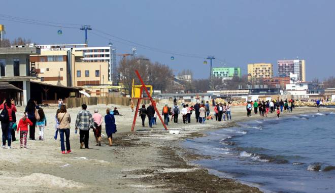 Cum au petrecut constănțenii de Paști. Mese întinse și promenade pe malul mării - cumaupetrecutconstantenii1-1428940421.jpg