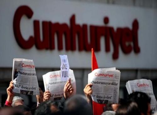 Nouă membri ai ziarului turc de opoziție Cumhuriyet au fost trimiși în arest preventiv - cumhuriyet-1478342394.jpg