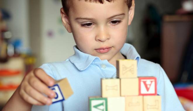 Cum îți dai seama că un copil suferă de autism - cumitidaiseama-1427993730.jpg