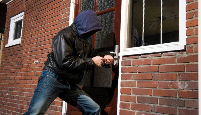 Cum ne protejăm casa când plecăm în vacanță: vecinii pe vizor sau sistemele de alarmă? - cumneprotejam-1433782020.jpg