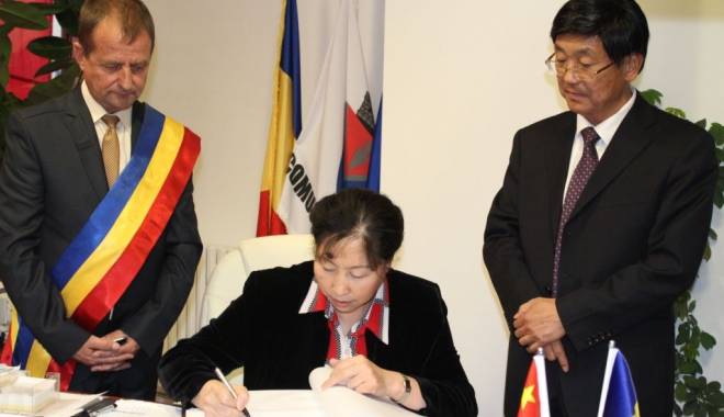 Ambasadorul Chinei în România a semnat în cartea de onoare a Primăriei Cumpăna - cumpana-1417689407.jpg