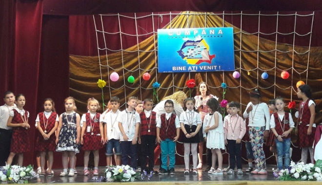 Primarul Mariana Gâju, alături de elevii din Cumpăna, la închiderea anului școlar - cumpana-1466699658.jpg