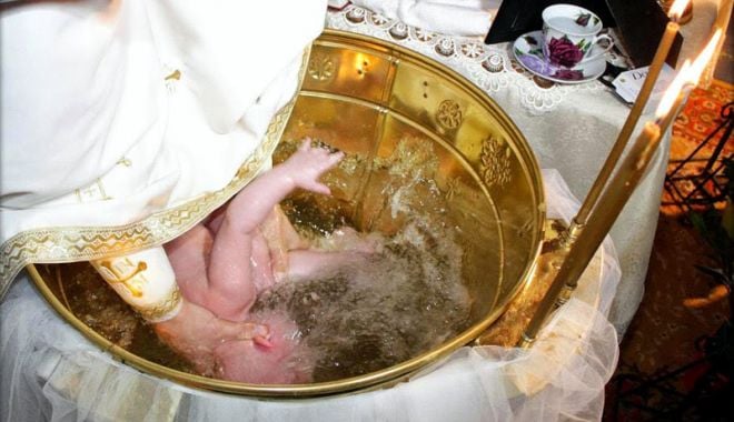 Șapte copii aflați în asistență maternală, botezați de Florii - cumpana-1522430891.jpg