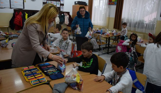 Moș Nicolae le-a adus dulciuri școlarilor și preșcolarilor din comuna Cumpăna - cumpana-3-1701880366.jpg