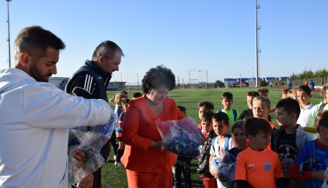Primăria Cumpăna a oferit echipamente pentru fotbaliştii juniori din cadrul clubului din localitate - cumpana-echipamente-1697202297.jpg
